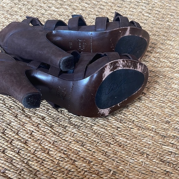 Donald Pliner brown suede heels. EUC - Picture 3 of 3